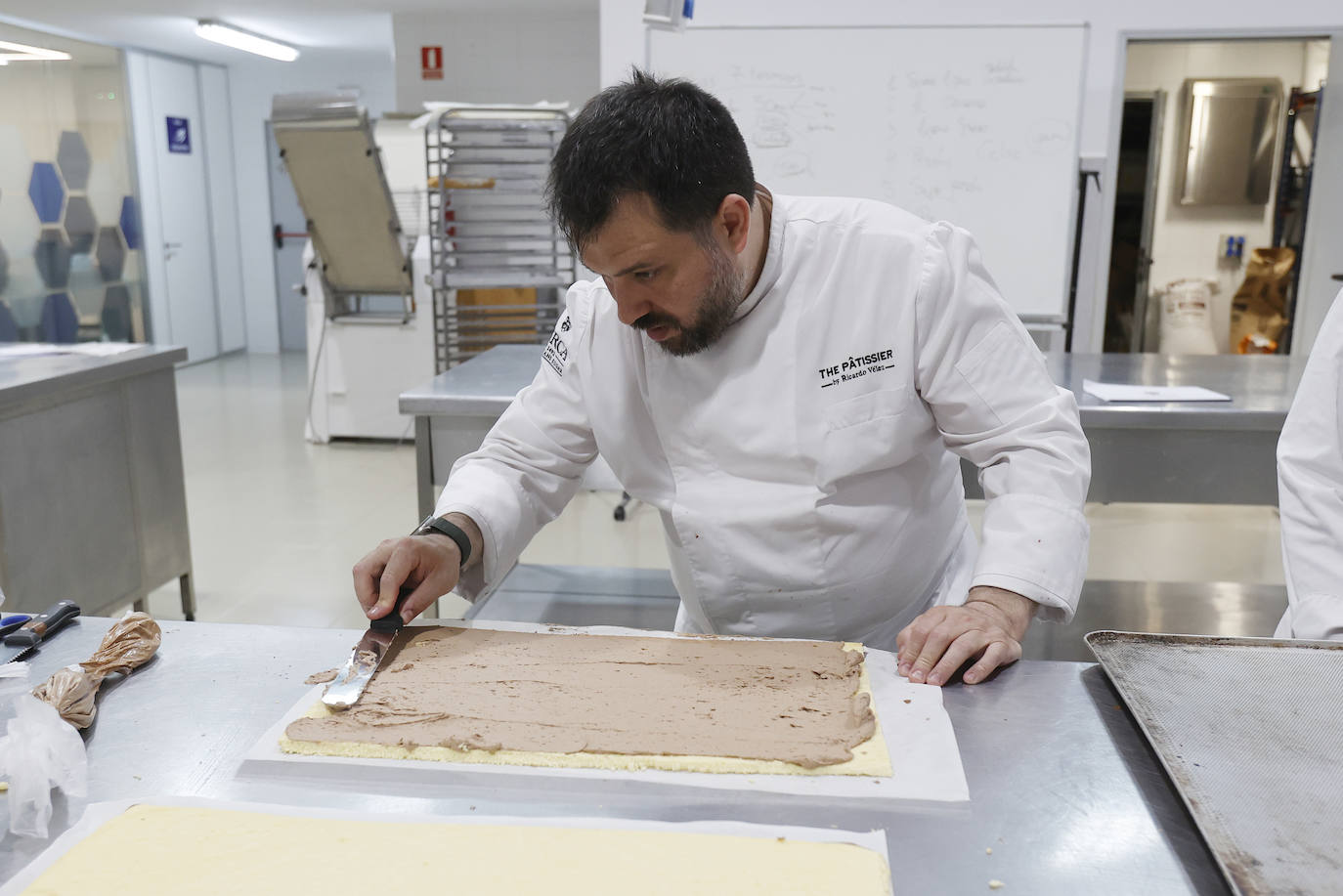 El pastelero Ricardo Vélez elabora sus dulces en Palencia