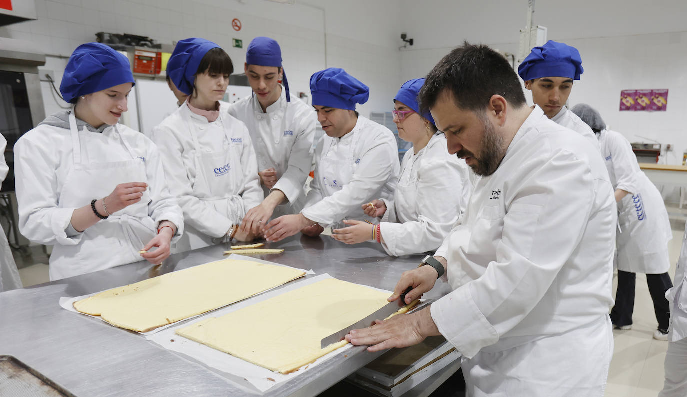 El pastelero Ricardo Vélez elabora sus dulces en Palencia