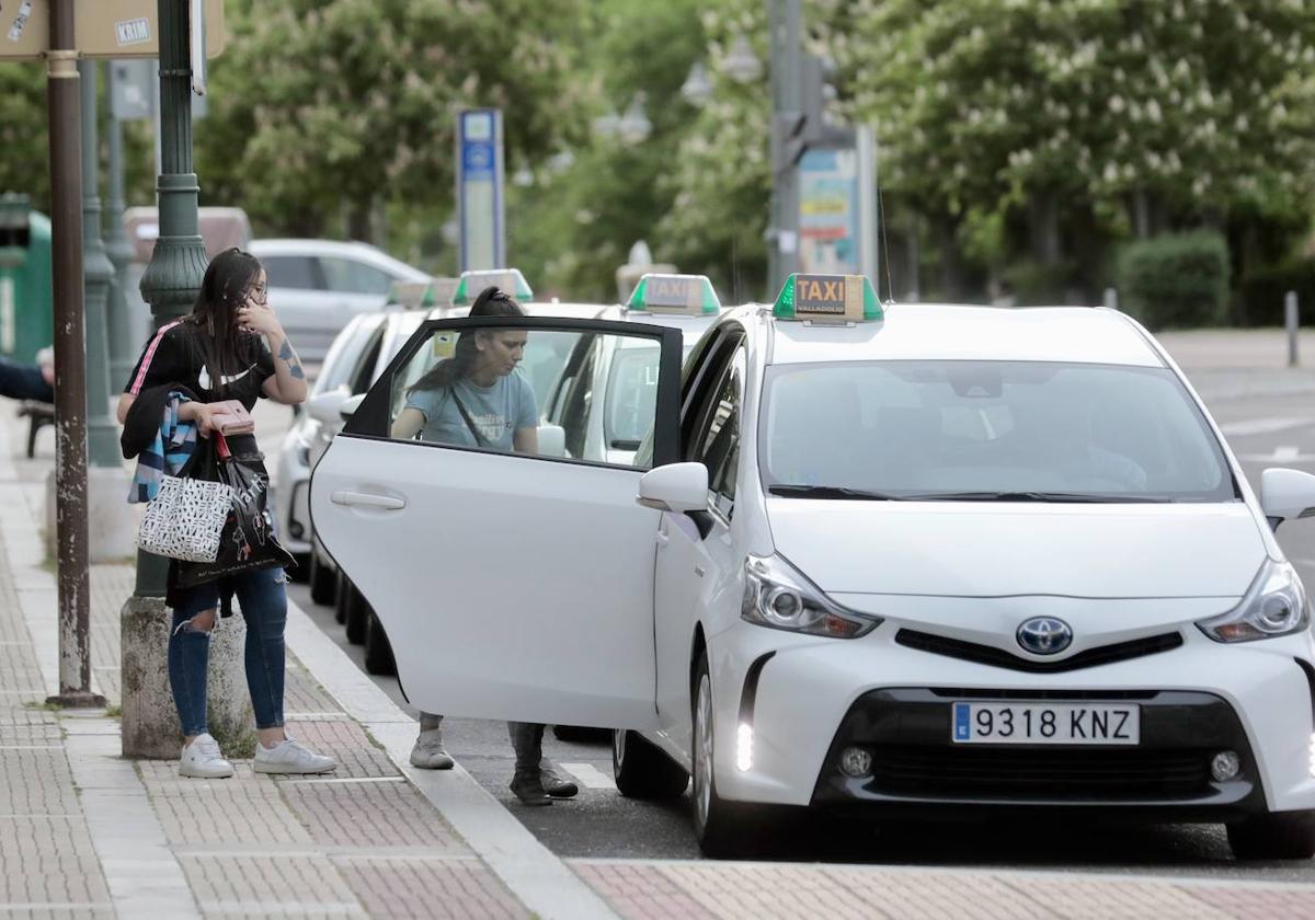 Dos mujeres se suben a un taxi en la parada de Juan de Austria, junto al Corte Inglés.