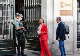 Representantes de las asociaciones de jueces y de fiscales a su llegada ayer a una reunión de jueces y fiscales con el Ministerio de Justicia.