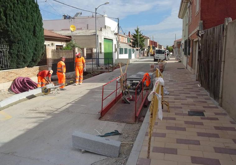 Los operarios rematan el adoquinado de las aceras de la calle Azucena.