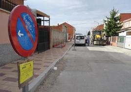 Trabajos de urbanización en la calle Azucena de la Cuesta de Las Flores, donde se encuentra el antiguo frontón