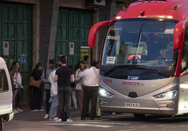 Un conductor revisa los billetes de los usuarios durante los servicios mínimos.