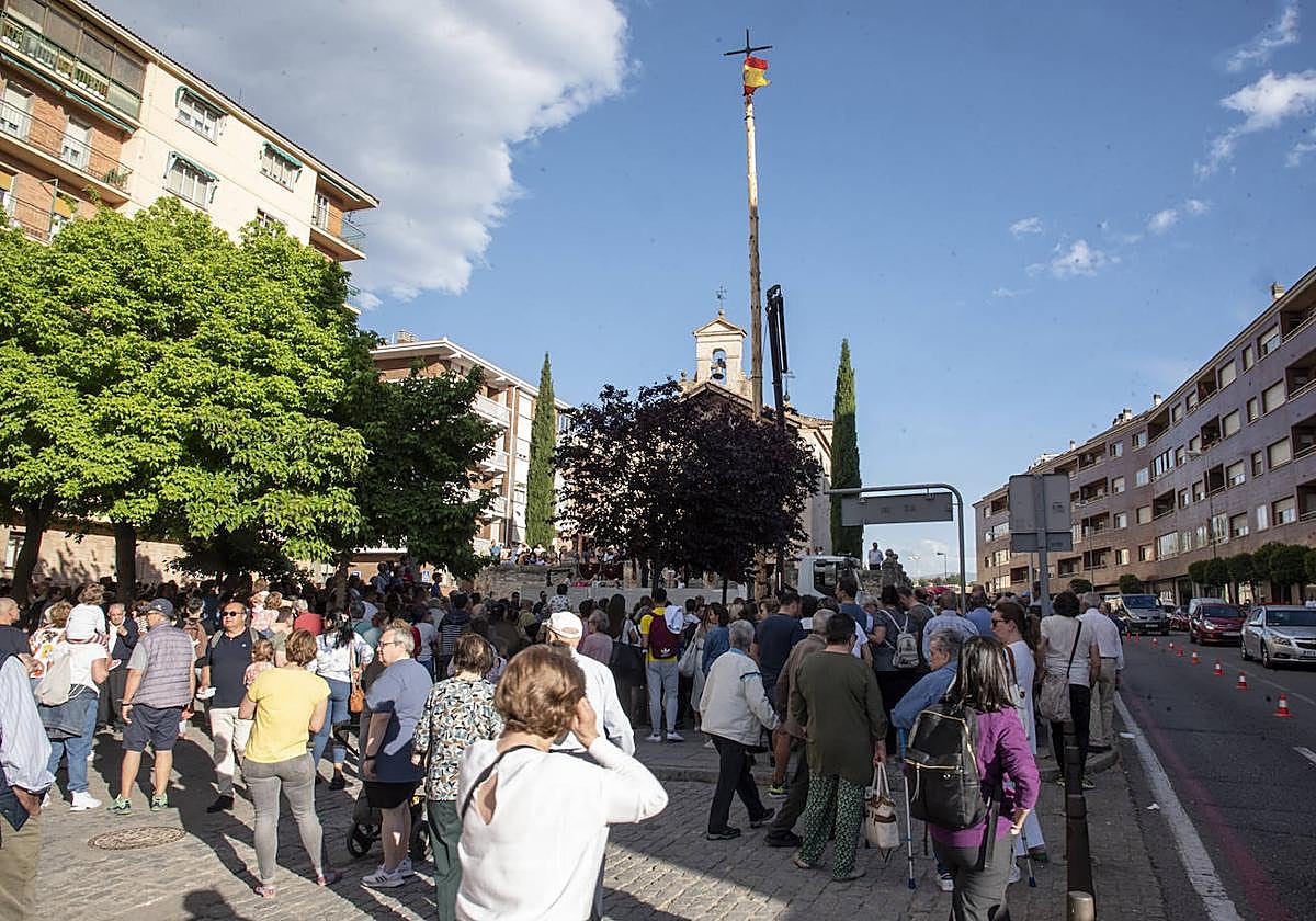 El mayo preside la plaza de la ermita.