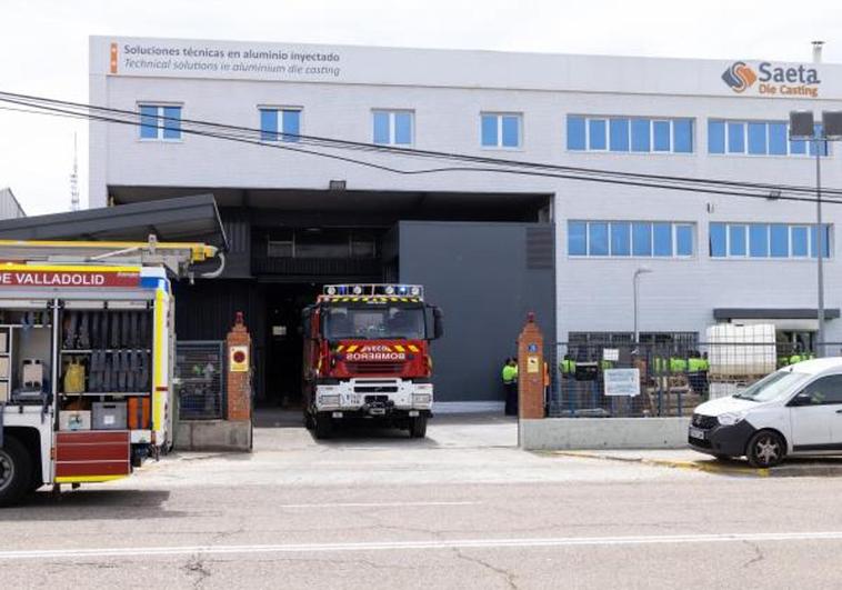 Los bomberos intervienen en la empresa de la calle Aluminio.