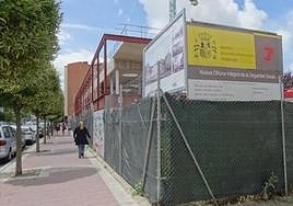 Los carteles que anuncian el proyecto, junto al edificio inacabado de las oficinas de Cardenal Torquemada en mayo del año pasado.