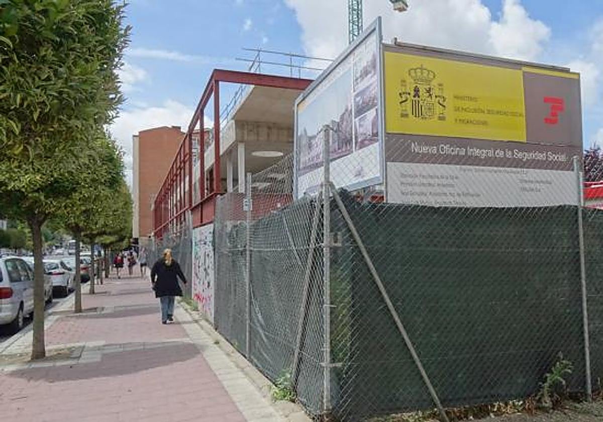 Los carteles que anuncian el proyecto, junto al edificio inacabado de las oficinas de Cardenal Torquemada en mayo del año pasado.
