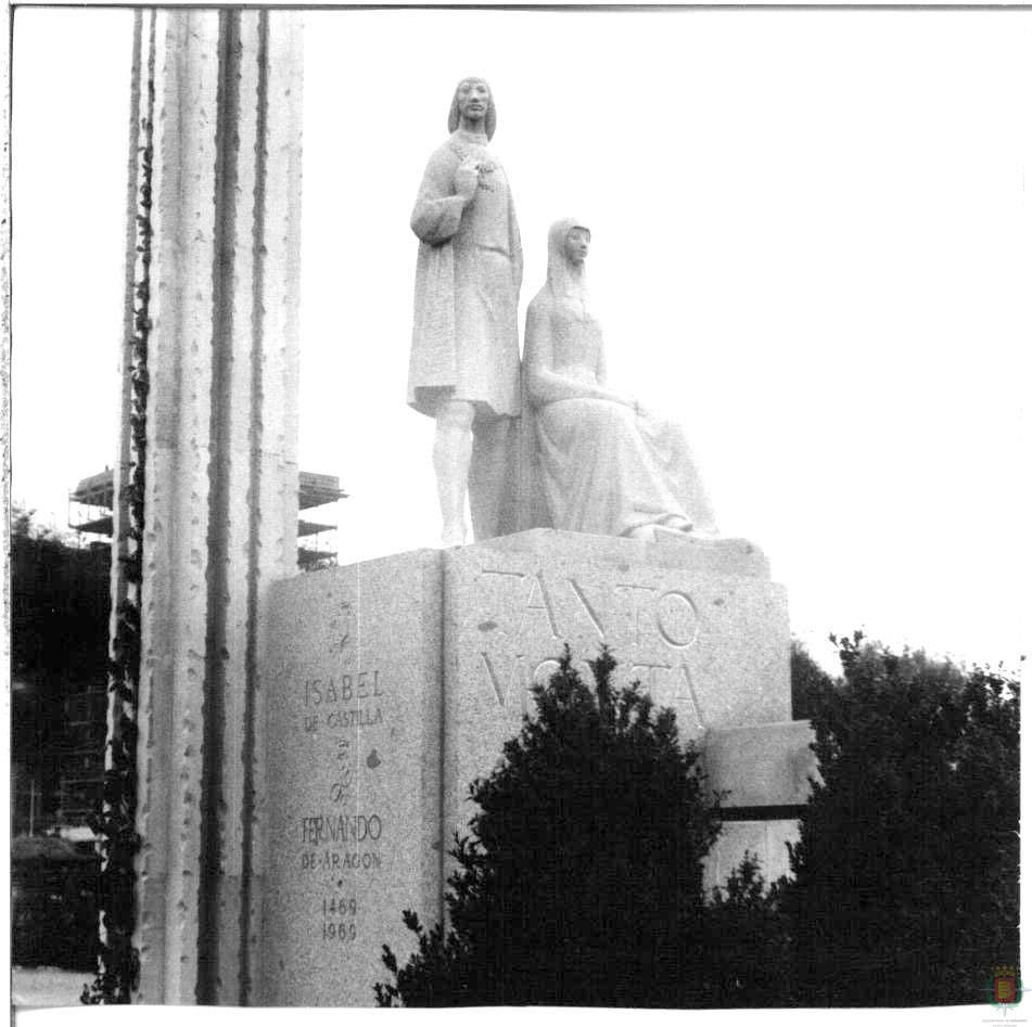 La estatua de los Reyes Católicos estuvo ubicada en el centro del jardín.