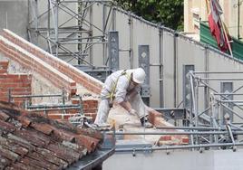 Un operario trabaja en la instalación de unas cubiertas.