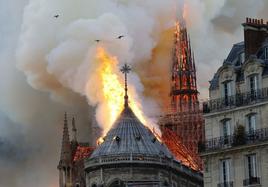 El incendio destruyó el tejado de la catedral de París en abril de 2019.