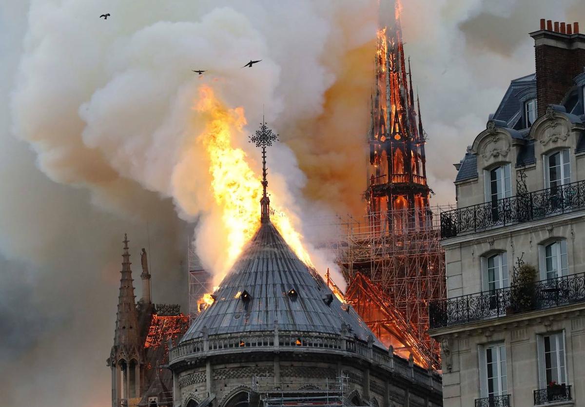 El incendio destruyó el tejado de la catedral de París en abril de 2019.