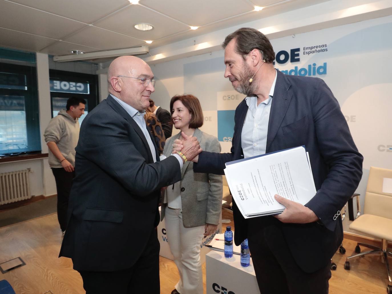 El alcalde y candidato del PSOE, Óscar Puente, saluda al aspirante popular, Jesús Julio Carnero, antes del debate organizado por la CEOE en abril.