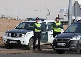 Agentes de la Guardia Civil de Segovia en un dispositivo en carretera.