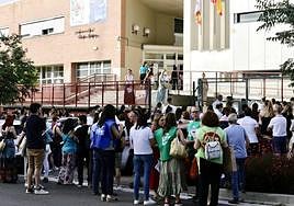 Los opositores esperan para examinarse en las pasadas oposiciones de Magisterio.