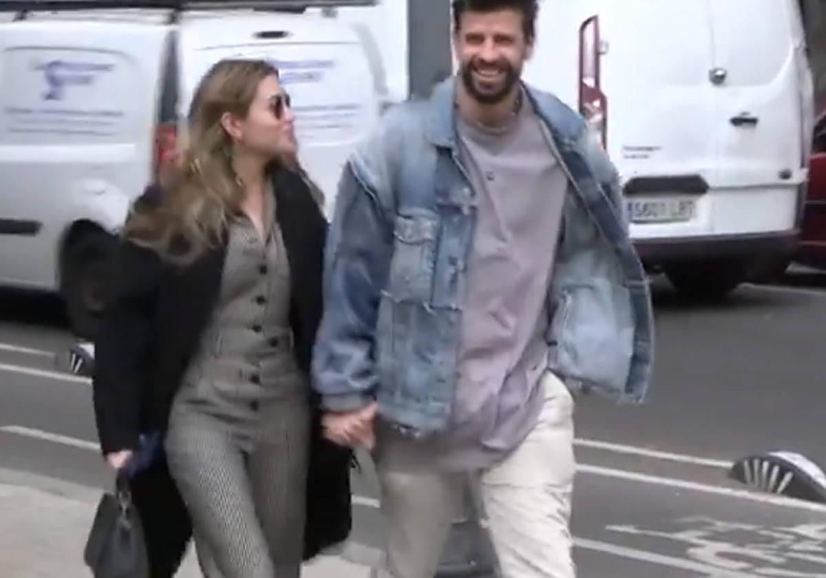 Piqué pasea por las calles de Barcelona con Clara Chía.