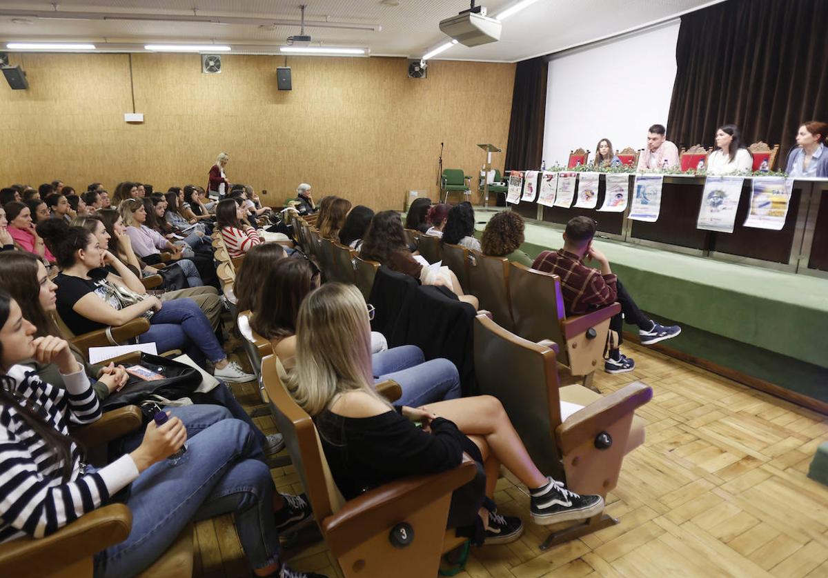 Myriam García, izquierda, con Héctor Ruiz, Ana Belén López y Gema Marinero, en un coloquio sobre la formación EIR (Enfermero Interno Residente), este jueves en el Servicio Territorial de Cultura.