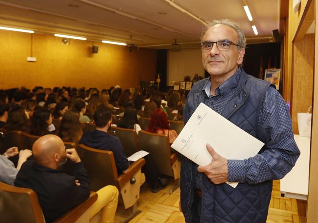 José Antonio Iglesias, director de la Escuela de Enfermería en las jornadas de este jueves.