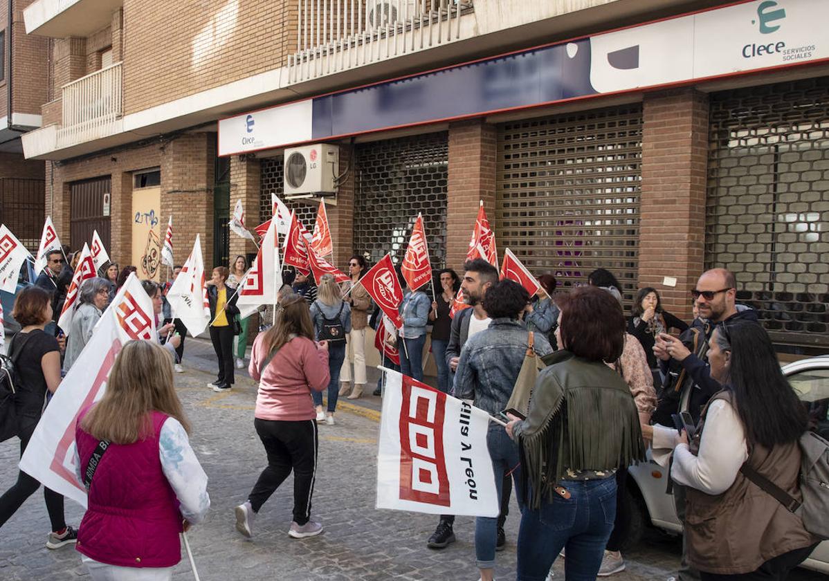 Las trabajadoras de la limpieza de edificios aceptan una subida salarial del 15%