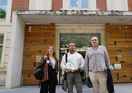 Los respresentantes sindicales de CC OO, UGT y CSIF tras la reunión con los responsables de la Consejería de Sanidad.