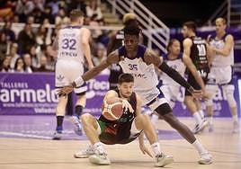 Belemene presiona a Agustí Sans, que trata de no perder el equilibrio en una acción del partido de ida.