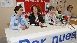 Pilar Fernández (Asociación Fibromialgia), a la izquierda, Elena Villamediana (CC OO), Mayte Rodríguez (Federación de Asociación de Vecinos) junto con Antonio Herreros y Pedro Villasur (Colectivo Sanidad Pública), este viernes.