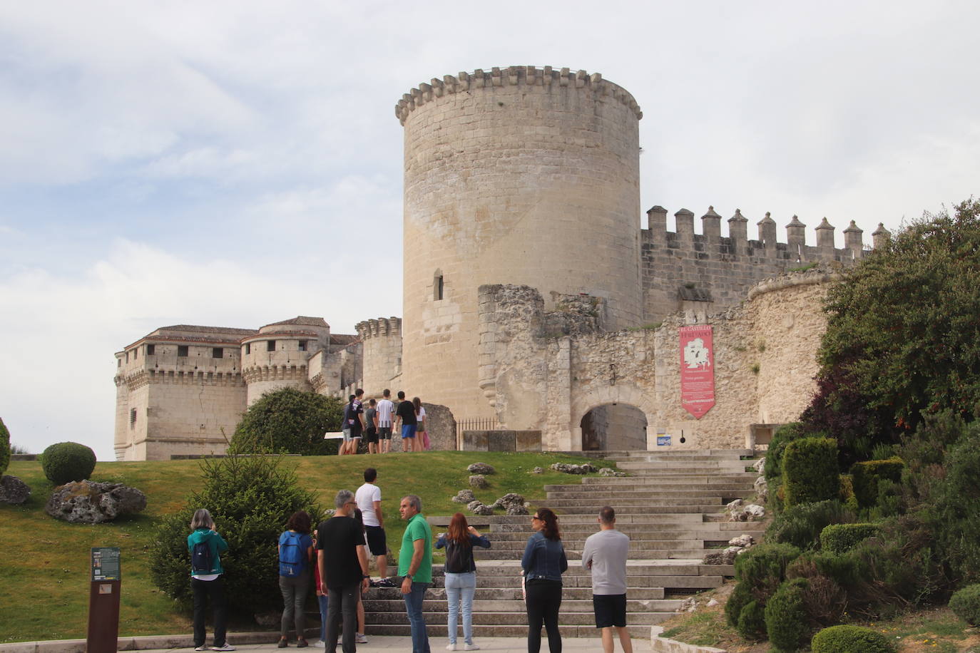 Turistas en el castillo de Cuéllar durante el puente de mayo.