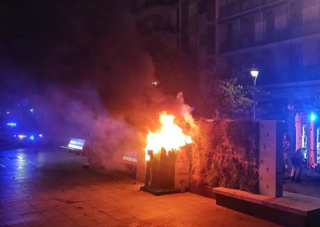 Imagen secundaria 1 - Nueva madrugada de contenedores quemados en el centro de Valladolid