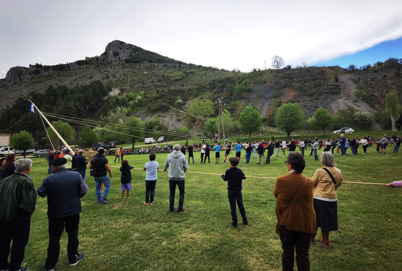 Velilla celebra la Pinada del Mayo