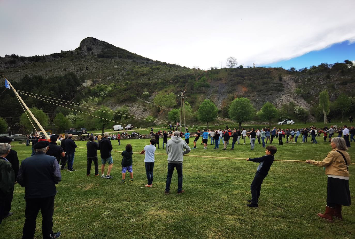 Velilla celebra la Pinada del Mayo