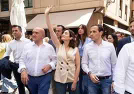 La presidenta de la Comunidad de Madrid, Isabel Díaz Ayuso, saluda a los vallisoletanos junto al candidato del PP a la alcaldía, Jesús Julio Carnero, y el presidente del partido en Valladolid, Conrado Íscar