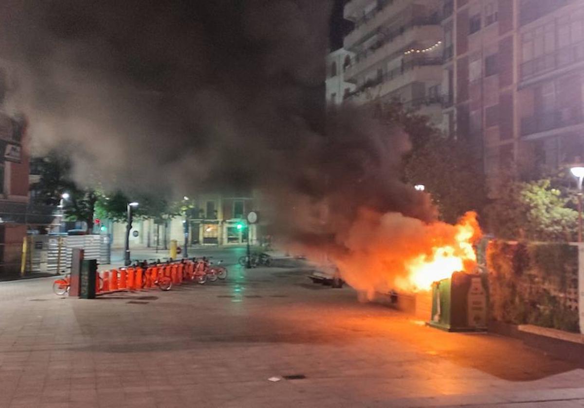 Nueva madrugada de contenedores quemados en el centro de Valladolid