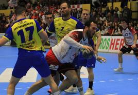 Ataque del Balonmano Nava en el partido jugado en casa contra el Ciudad Real hace unos meses.