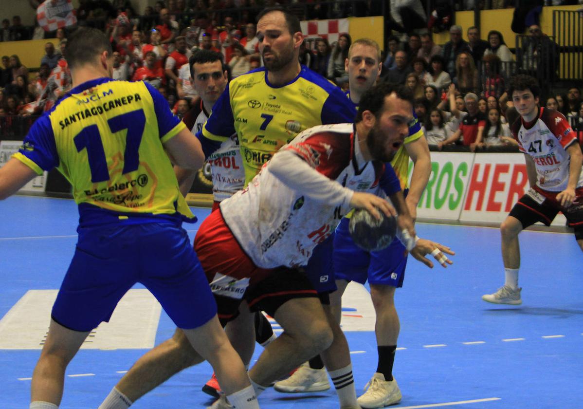 Ataque del Balonmano Nava en el partido jugado en casa contra el Ciudad Real hace unos meses.