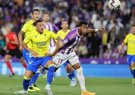 Plata intenta el remate durante el partido frente al Cádiz de la primera vuelta.