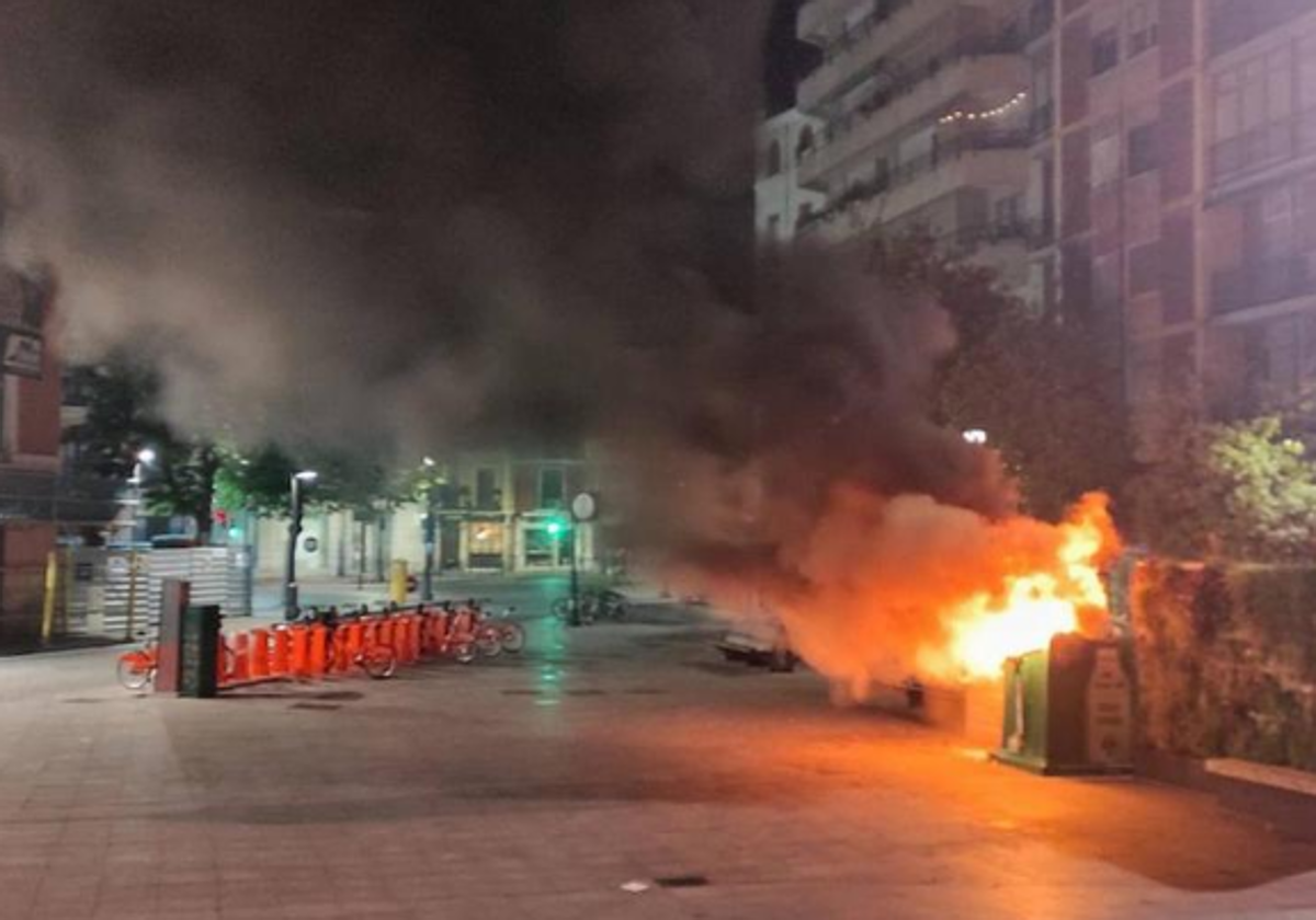 Imagen de uno de los contenedores donde el detenido provocó el incendio.