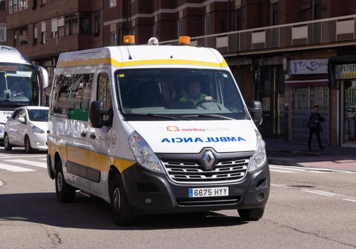 Imagen de archivo de una ambulancia en Valladolid.