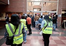 Algunos de los opositores esperando en la Facultad de Ciencias.