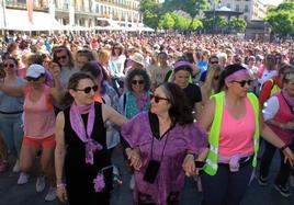 Línea de salida de la Marcha de Mujeres de Segovia, en la Plaza Mayor, abarrotada de participantes.