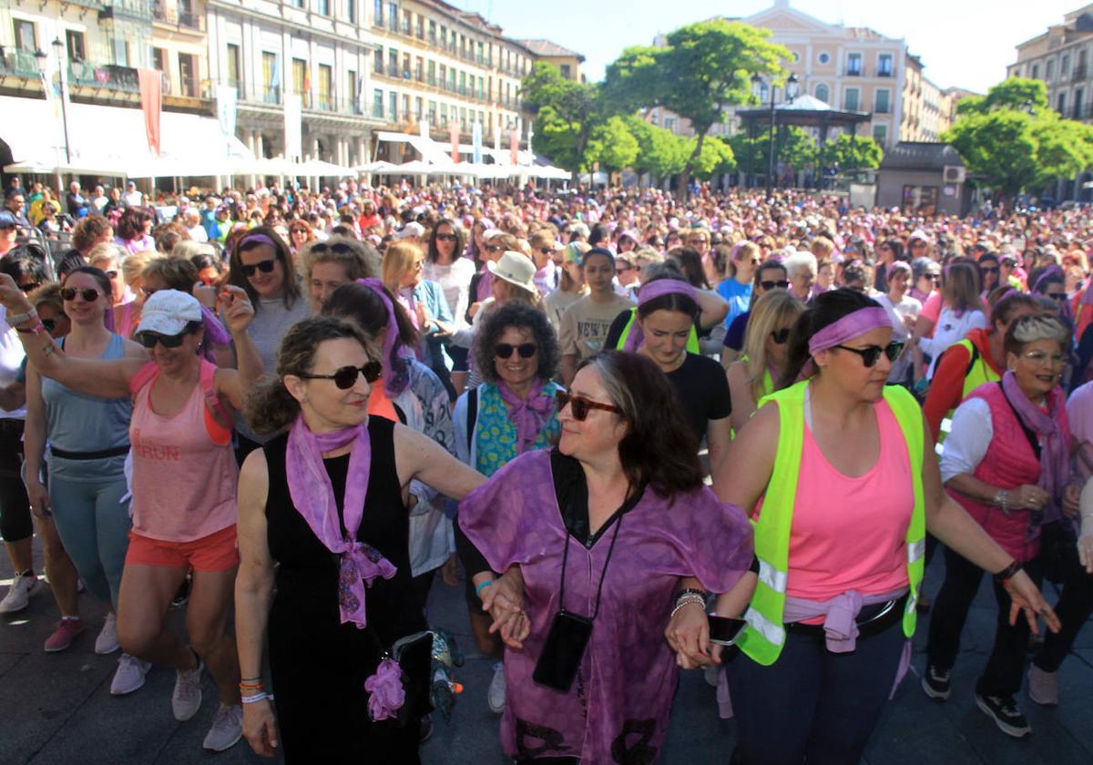 Línea de salida de la Marcha de Mujeres de Segovia, en la Plaza Mayor, abarrotada de participantes.