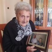 Natividad Sanabria cumple 106 años: «Me gusta escuchar la misa con los cascos»