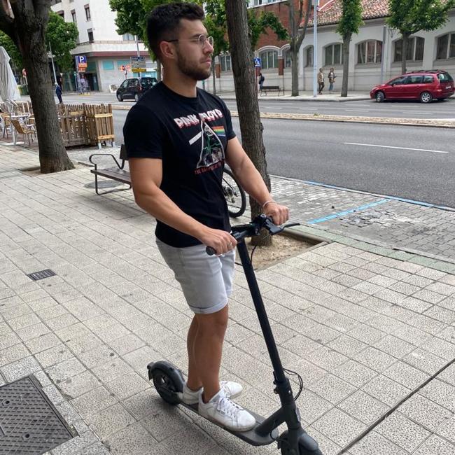 Jesús Hoyos, montado en un patinete eléctrico.