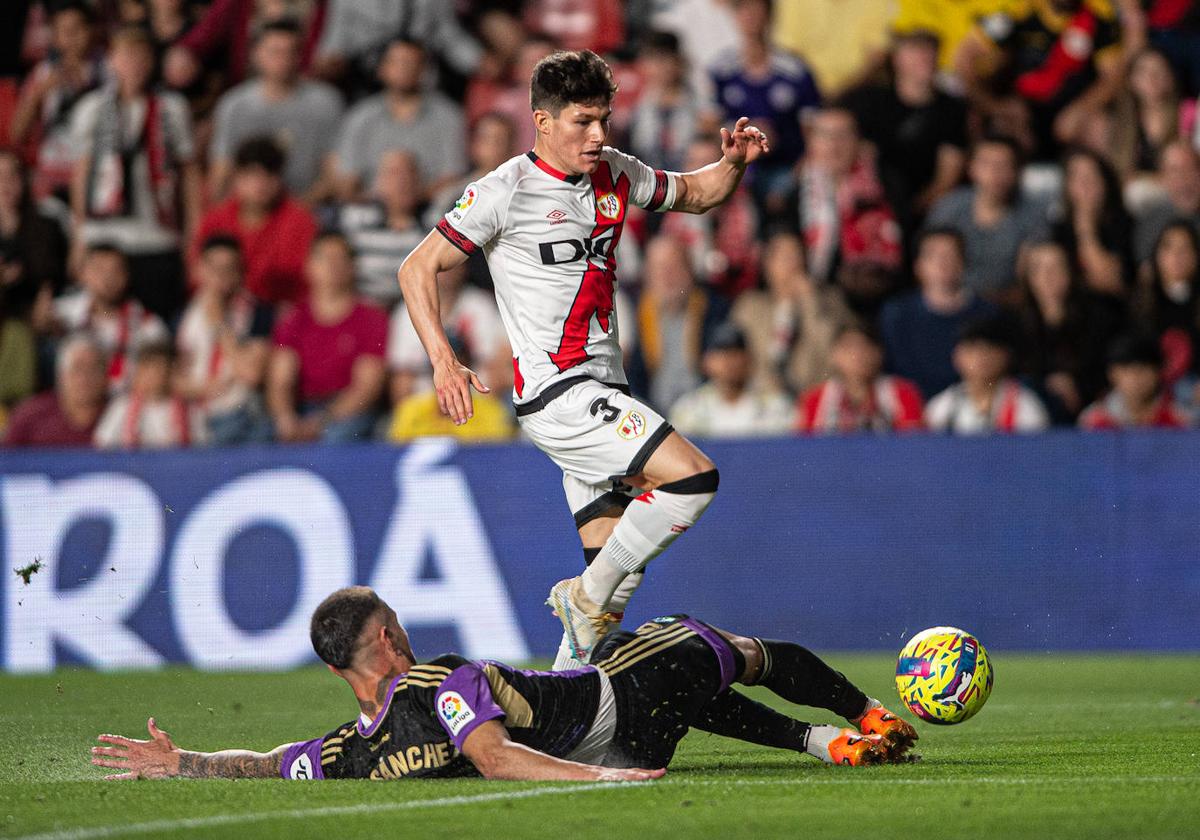 Javi Sánchez trata de frenar el avance de Fran García, del Rayo.