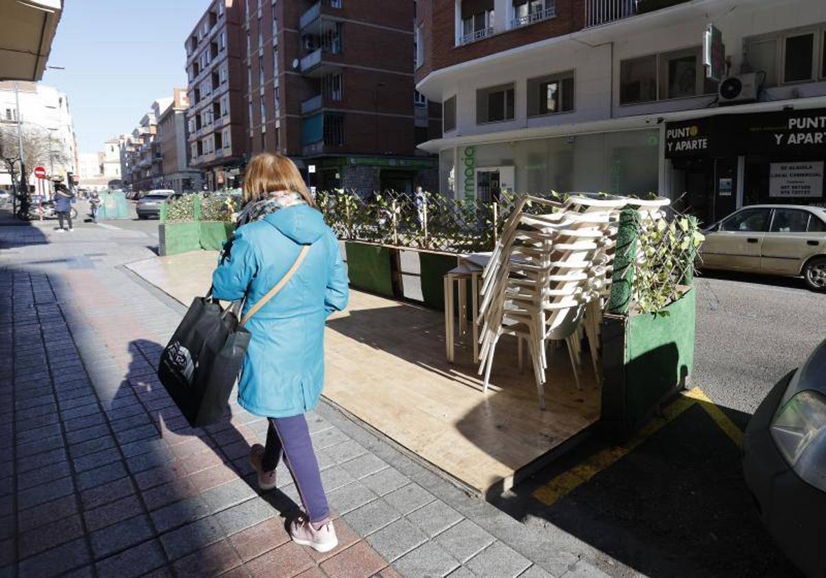 Terraza en una zona de aparcamiento.