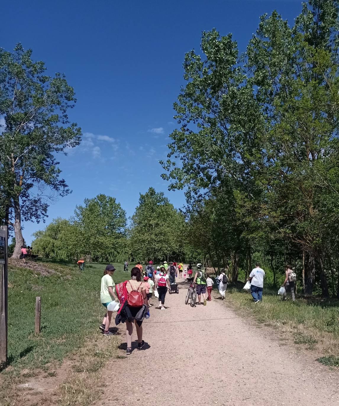 Los alumnos del Blas Sierra se unen contra la basura del Canal de Castilla
