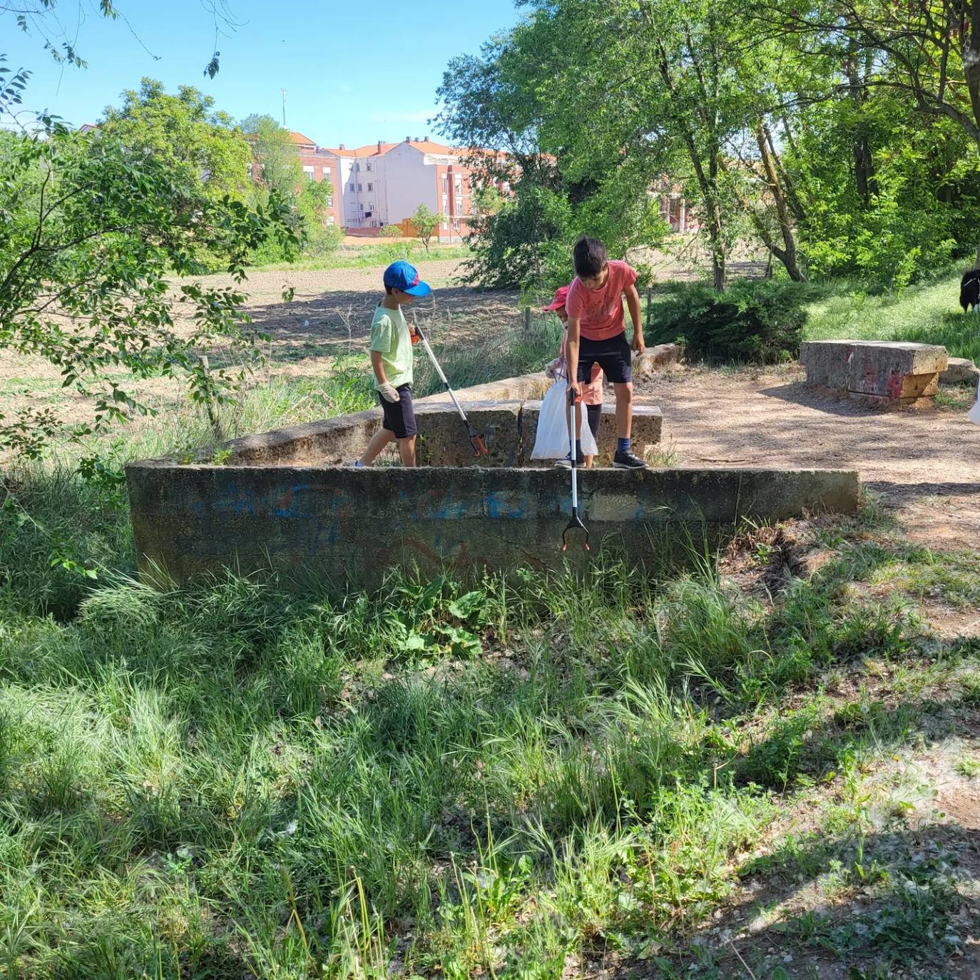 Los alumnos del Blas Sierra se unen contra la basura del Canal de Castilla