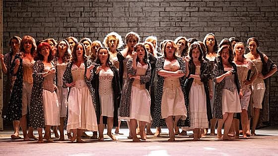 Imágenes de la ópera 'Carmen' en su espectáculo del Teatro Calderón