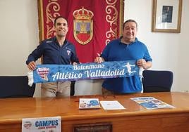 Mario Arranz y José Ignacio Fernández posan con una bufanda del equipo.