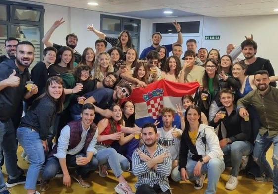 Foto de familia de jóvenes que participan en el encuentro europeo, incluidos los integrantes de la delegación de Chañe.