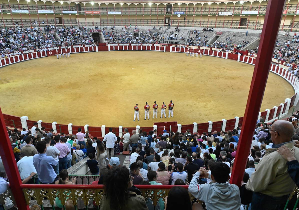 Público asistente este domingo al concurso de cortes de San Pedro Regalado en la plaza de toros de Valladolid.