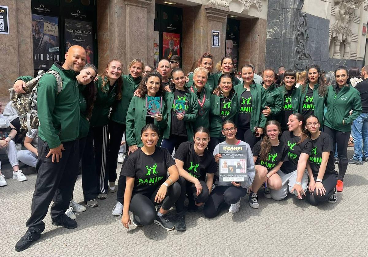 Danilo Francisco Dias, con sus alumnas en Bilbao.